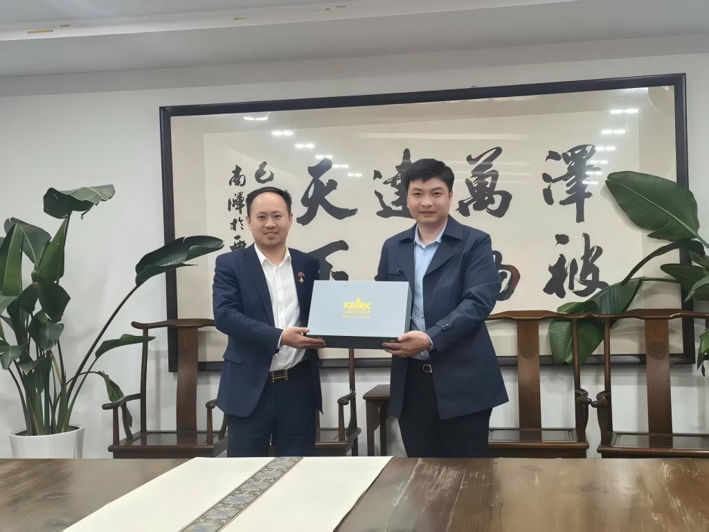 泰国格乐大学中国事务国际交流处一行莅临人人体育洽谈合作